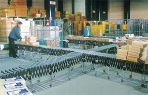 フリーカーブコンベヤ　用途例　プラスチック工場写真