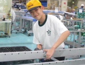 コンベア組立作業を行う高校生の様子の写真