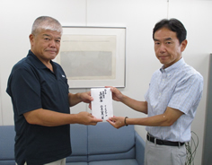 義援金を手渡す大庫隆夫副社長（左）の写真