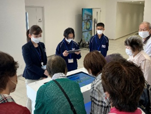 ロボット組立作業を行う中学生の様子の写真