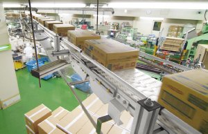 オークラキャリーライン　用途例　カップメン工場写真